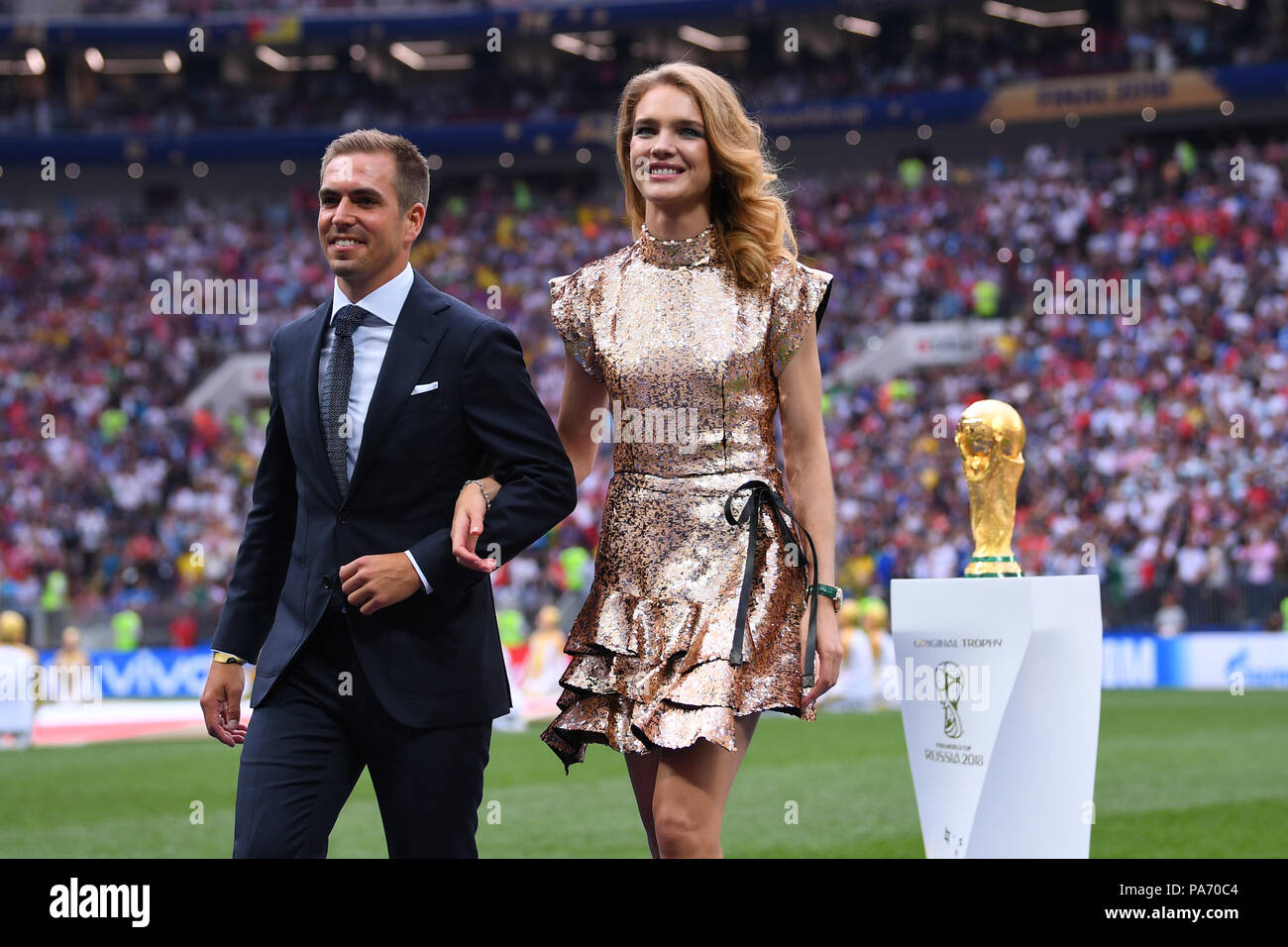 Moscow, Russland. 15th July, 2018. Philipp Lahm (World Champion 2014 Germany) presents the World Cup trophy with Natalia Vodianova (r). GES/Football/World Championship 2018 Russia, Final: France - Croatia, 15.07.2018 GES/Soccer/Football, Worldcup 2018 Russia, Final: France vs Croatia, Moscow, July 15, 2018 | usage worldwide Credit: dpa/Alamy Live News Stock Photo