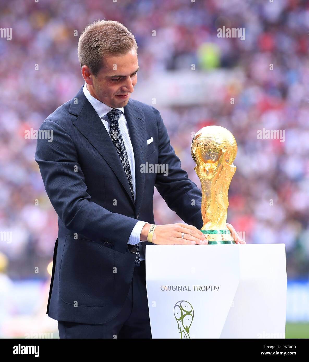 Moscow, Russland. 15th July, 2018. Philipp Lahm (World Champion 2014 with  Germany) brings the World Cup trophy to the award ceremony. GES/Football/World  Championship 2018 Russia, Final: France- Croatia, 15.07.2018  GES/Soccer/Football, World Cup