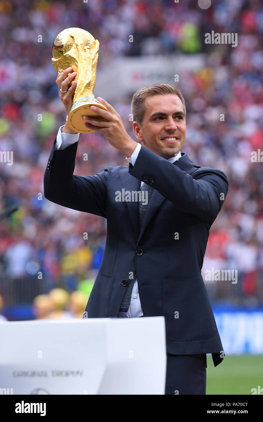 Moscow, Russland. 15th July, 2018. Philipp Lahm (World Champion 2014 Germany) presents the World Cup trophy. GES/Football/World Championship 2018 Russia, Final: France - Croatia, 15.07.2018 GES/Soccer/Football, Worldcup 2018 Russia, Final: France vs Croatia, Moscow, July 15, 2018 | usage worldwide Credit: dpa/Alamy Live News Stock Photo