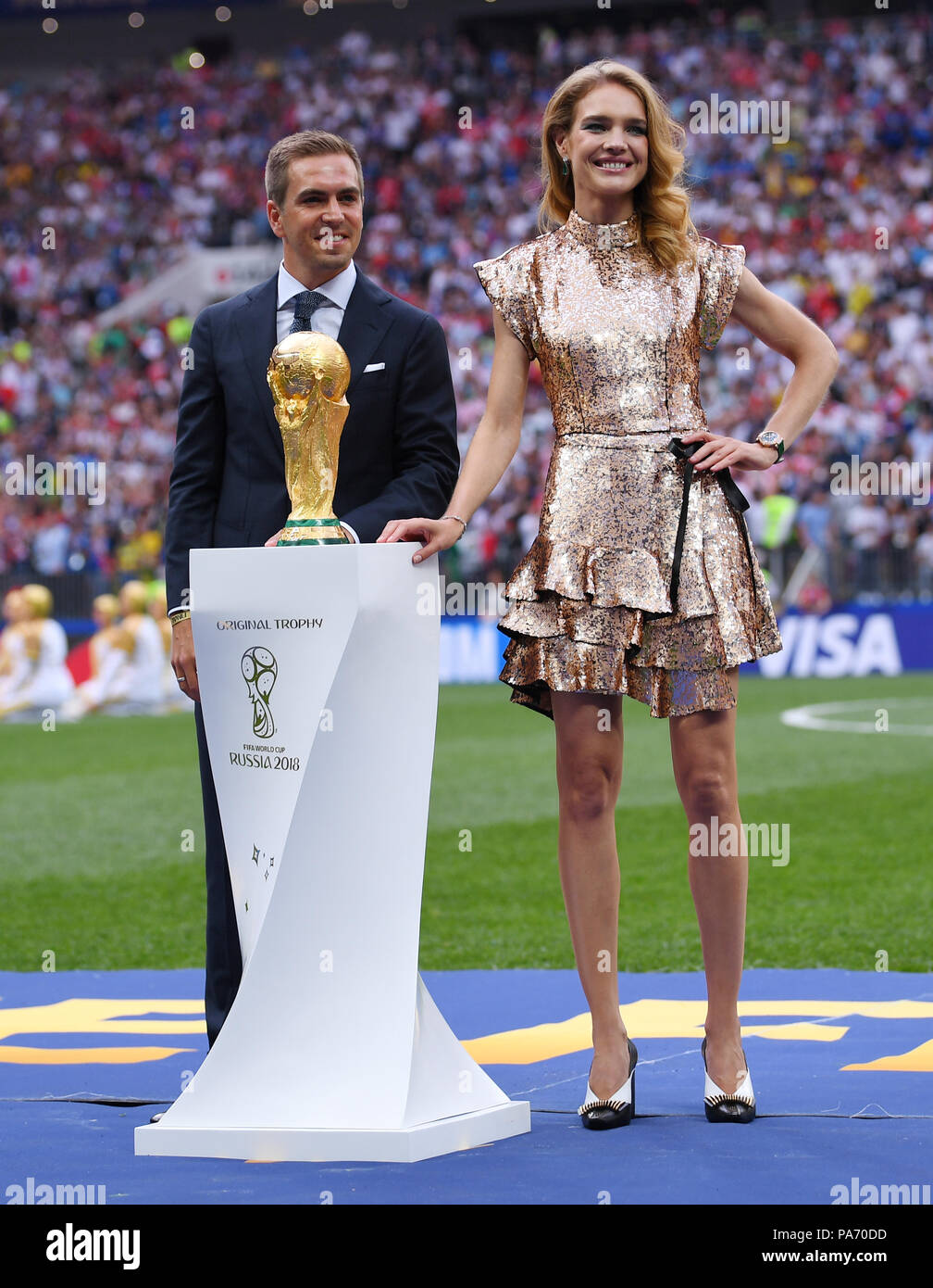 Moscow, Russland. 15th July, 2018. Philipp Lahm (World Champion 2014  Germany) presents the World Cup trophy with Natalia Vodianova (r).  GES/Football/World Championship 2018 Russia, Final: France - Croatia,  15.07.2018 GES/Soccer/Football, Worldcup 2