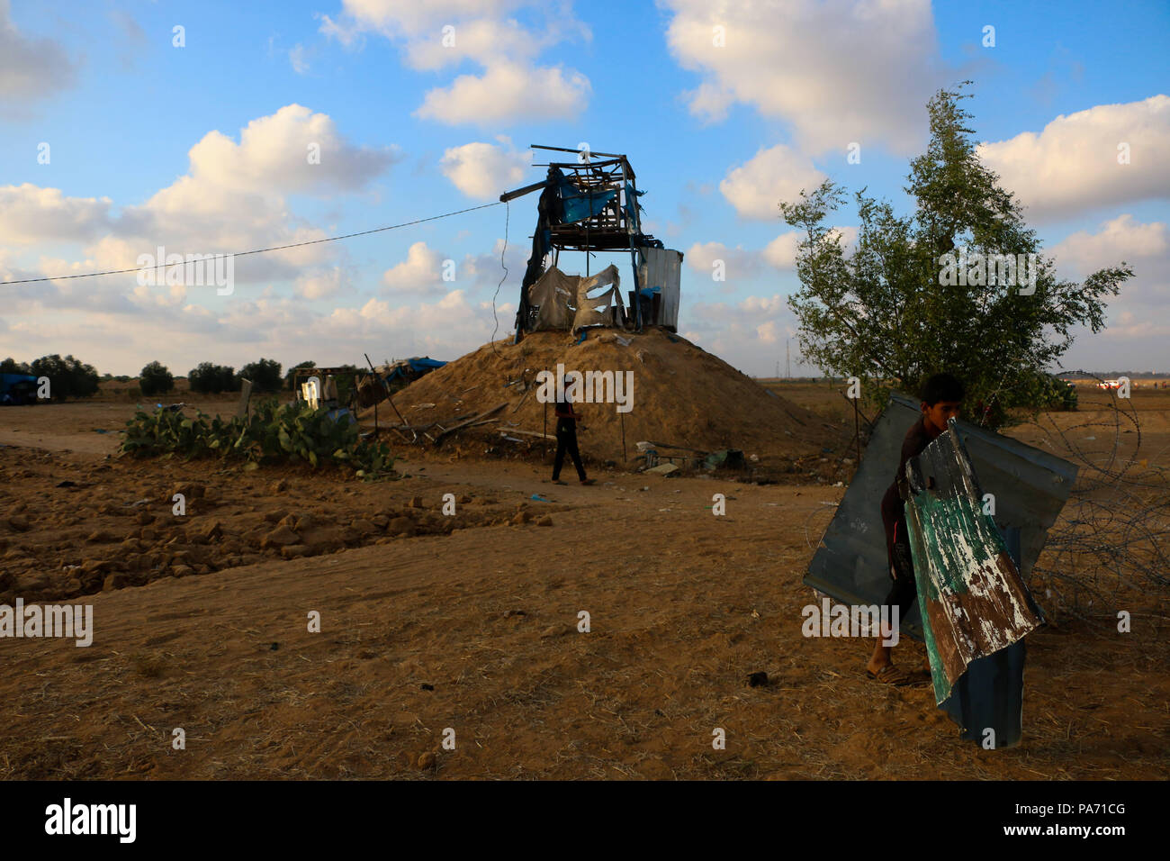 July 20, 2018 - Clashes occur between Palestinian demonstrators and lsraeli soldiers on the east of Khan Yunis, near the Gaza-lsrael border. Two Palestinians have been killed during a bombardment by the lsraeli artillery of a Palestinian military post in Khan Yunis today Credit: Ahmad Hasaballah/IMAGESLIVE/ZUMA Wire/Alamy Live News Stock Photo