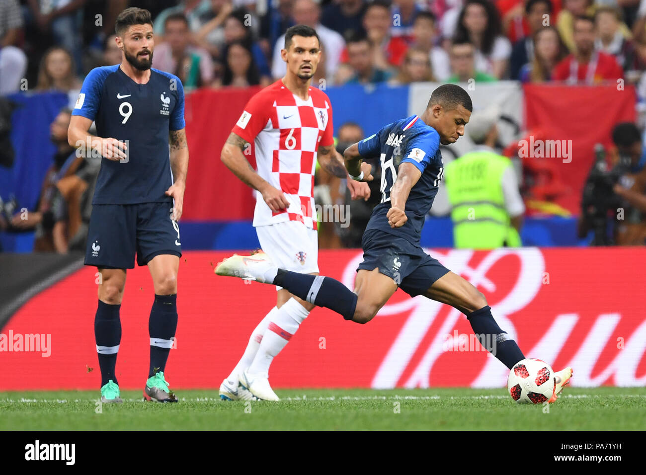 Moscow, Russland. 15th July, 2018. Kylian Mbappe (France) scores the 4: 1 by distance shot. GES/Football/World Championship 2018 Russia, Final: France - Croatia, 15.07.2018 GES/Soccer/Football, Worldcup 2018 Russia, Final: France vs Croatia, Moscow, July 15, 2018 | usage worldwide Credit: dpa/Alamy Live News Stock Photo