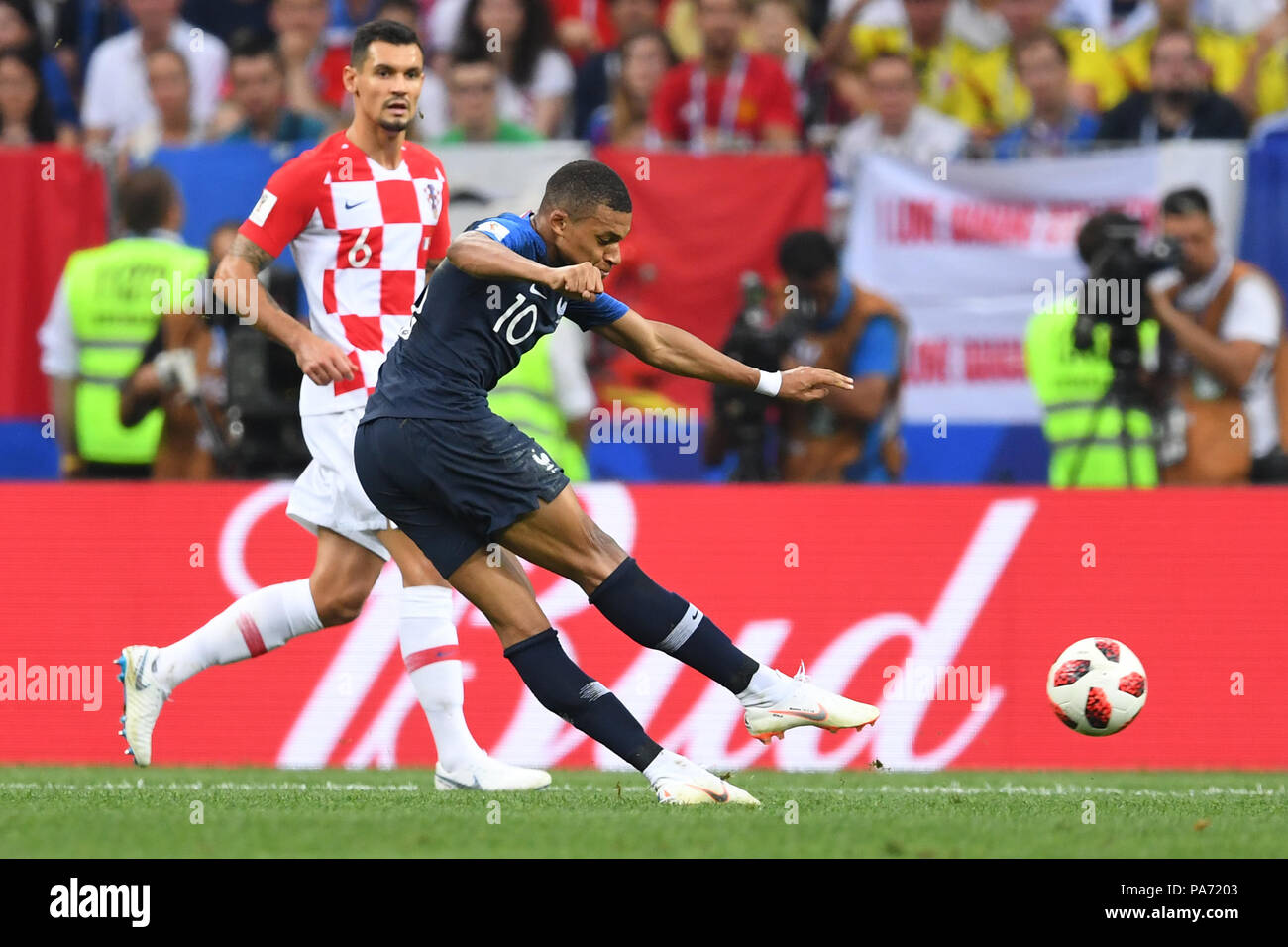 Moscow, Russland. 15th July, 2018. Kylian Mbappe (France) scores the 4: 1 by distance shot. GES/Football/World Championship 2018 Russia, Final: France - Croatia, 15.07.2018 GES/Soccer/Football, Worldcup 2018 Russia, Final: France vs Croatia, Moscow, July 15, 2018 | usage worldwide Credit: dpa/Alamy Live News Stock Photo