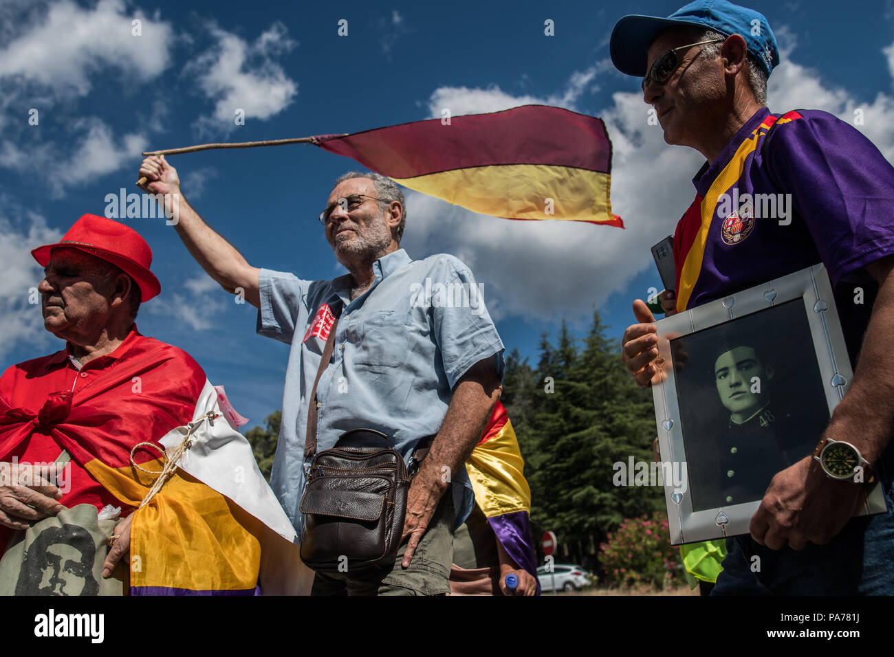 San Lorenzo del Escorial, Madrid, Spain. 21st July 2018. People with republican flags protesting at the entrance of 'Valle de los Caidos' (Valley of the Fallen) monument to demand the removal of Franco and Primo de Rivera's remains. A man carries a picture of his grandfather who was killed by Franco's army in Malaga in the Spanish Civil War, in San Lorenzo del Escorial, Madrid, Spain. Credit: Marcos del Mazo/Almy Live News Stock Photo