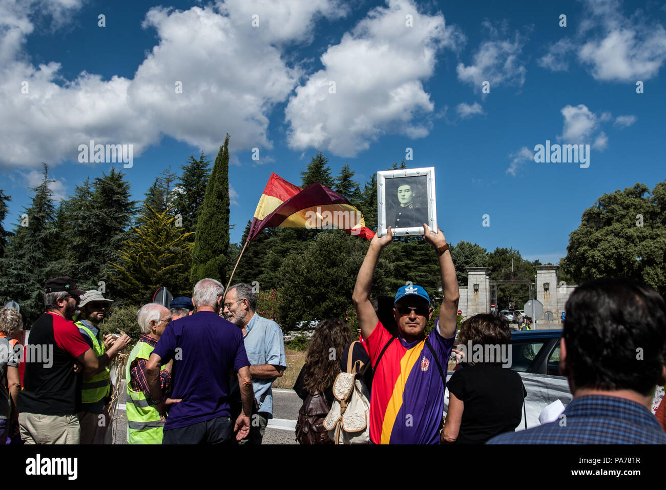 San Lorenzo del Escorial, Madrid, Spain. 21st July 2018. A man wearing the republican colors shows a picture of his grandfather who was killed by Franco's army in Malaga during the Spanish civil war. People have protested at the entrance of 'Valle de los Caidos' (Valley of the Fallen) monument to demand the removal of Franco and Primo de Rivera's remains, in San Lorenzo del Escorial, Madrid, Spain. Credit: Marcos del Mazo/Almy Live News Stock Photo