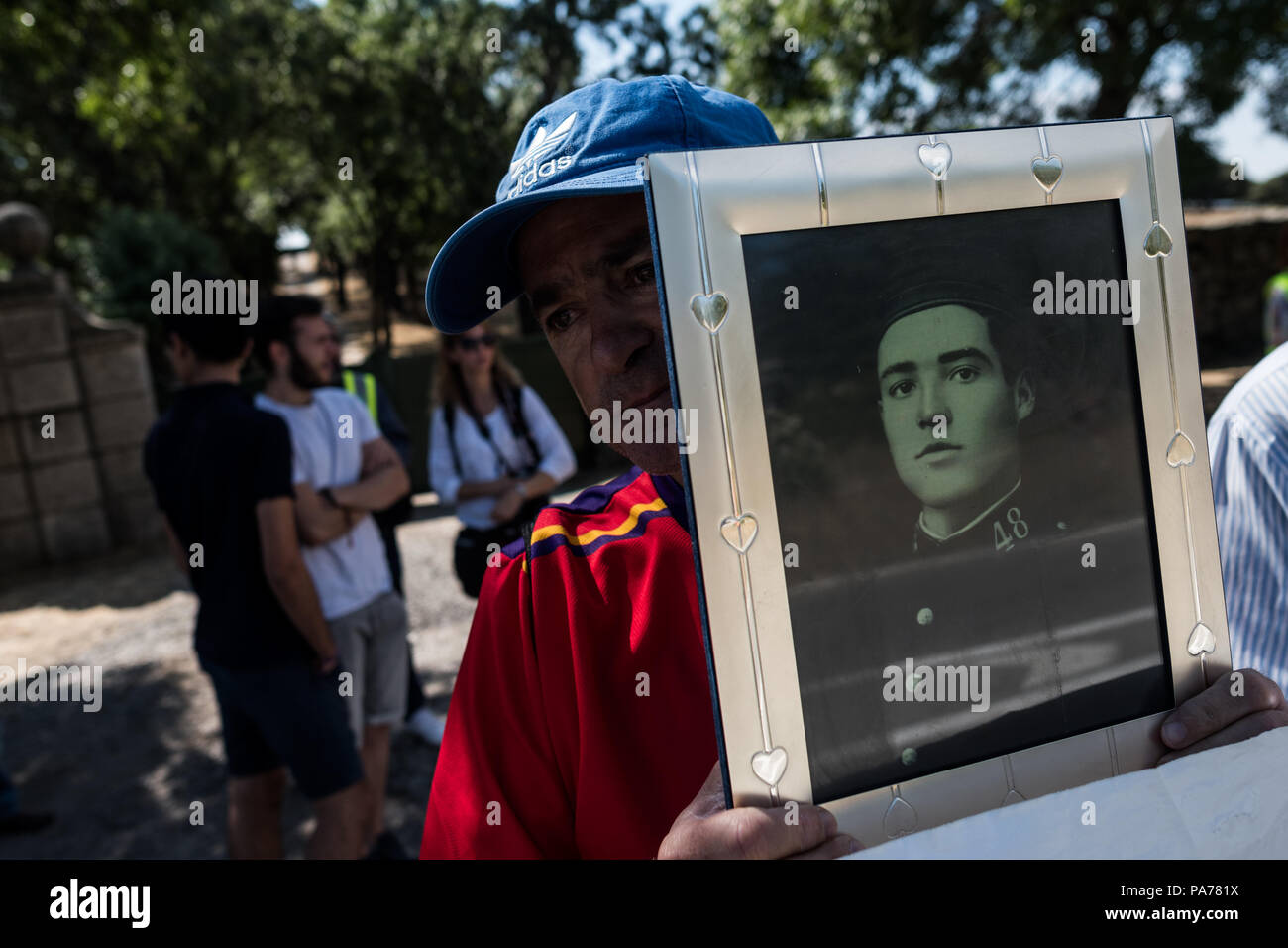 San Lorenzo del Escorial, Madrid, Spain. 21st July 2018. A man shows a picture of his grandfather who was killed by Franco's army in Malaga during the Spanish civil war, during a protest at the entrance of "Valle de los Caidos" (Valley of the Fallen) monument to demand the removal of Franco and Primo de Rivera's remains, in San Lorenzo del Escorial, Madrid, Spain. Credit: Marcos del Mazo/Almy Live News Stock Photo