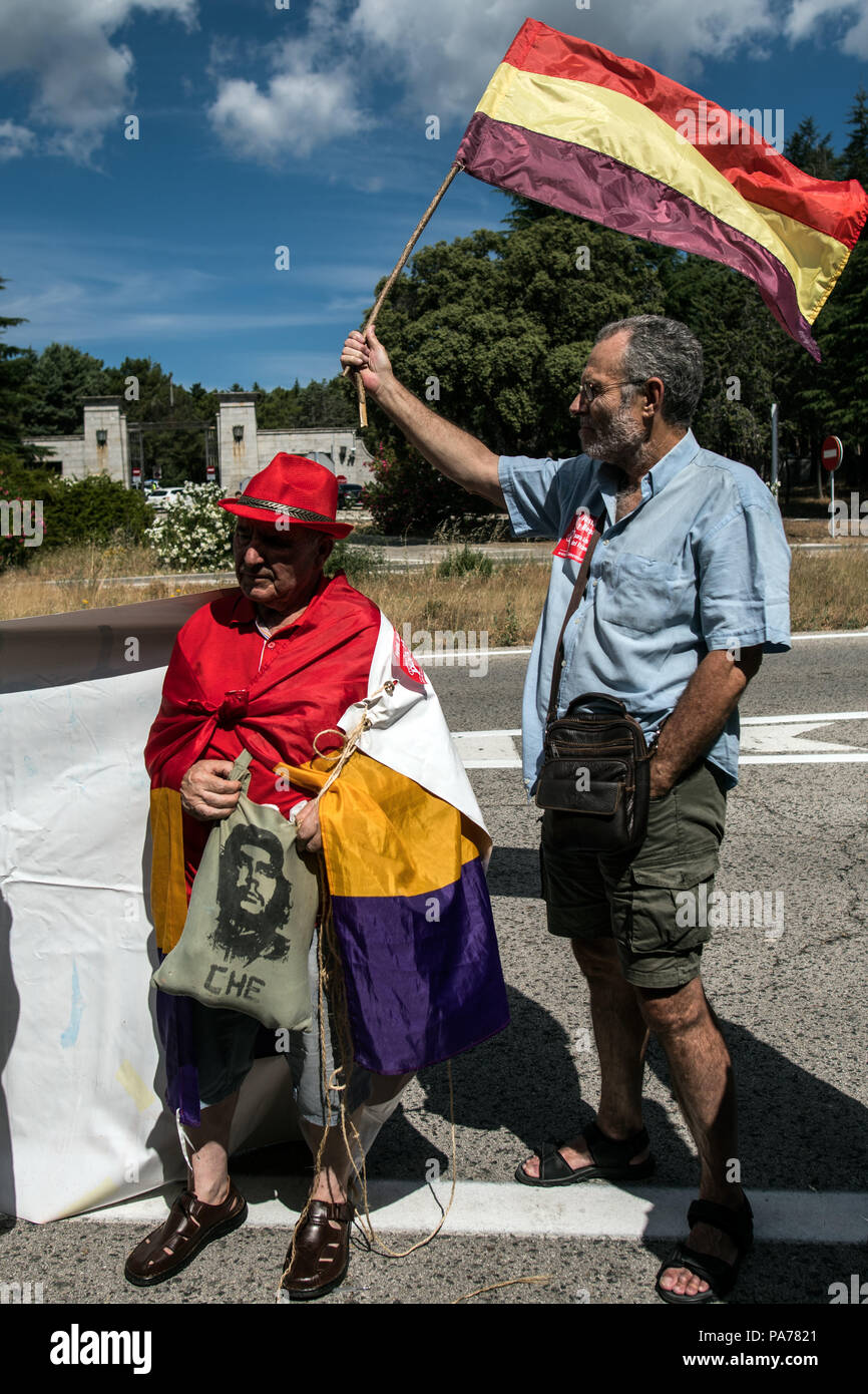 San Lorenzo del Escorial, Madrid, Spain. 21st July 2018. People with republican flags protesting at the entrance of 'Valle de los Caidos' (Valley of the Fallen) monument to demand the removal of Franco and Primo de Rivera's remains, in San Lorenzo del Escorial, Madrid, Spain. Credit: Marcos del Mazo/Almy Live News Stock Photo