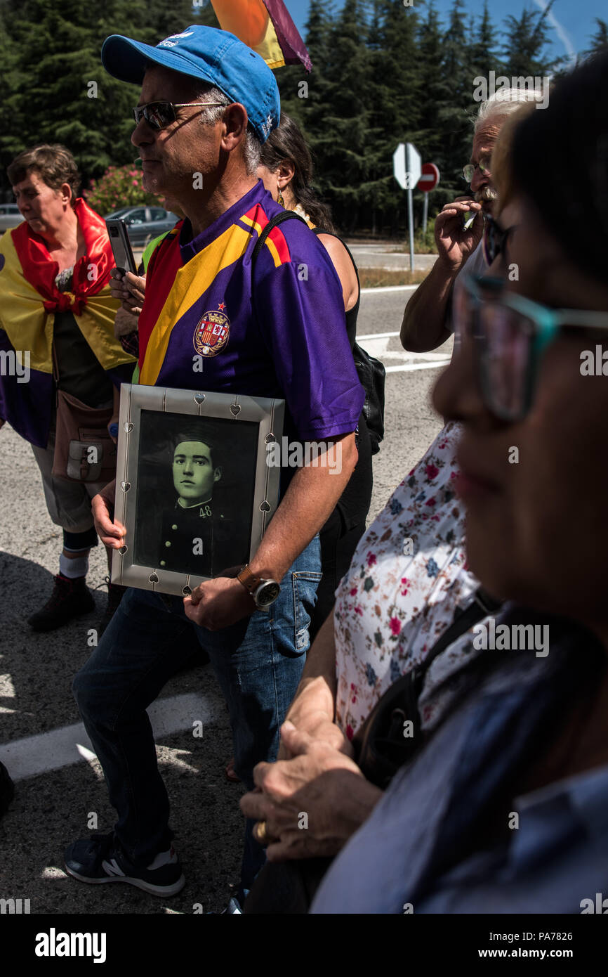 San Lorenzo del Escorial, Madrid, Spain. 21st July 2018. A man carrying a picture of his grandfather who was killed by Franco's army in Malaga in the Spanish civil war, during a protest at the entrance of 'Valle de los Caidos' (Valley of the Fallen) monument to demand the removal of Franco and Primo de Rivera's remains, in San Lorenzo del Escorial, Madrid, Spain. Credit: Marcos del Mazo/Almy Live News Stock Photo