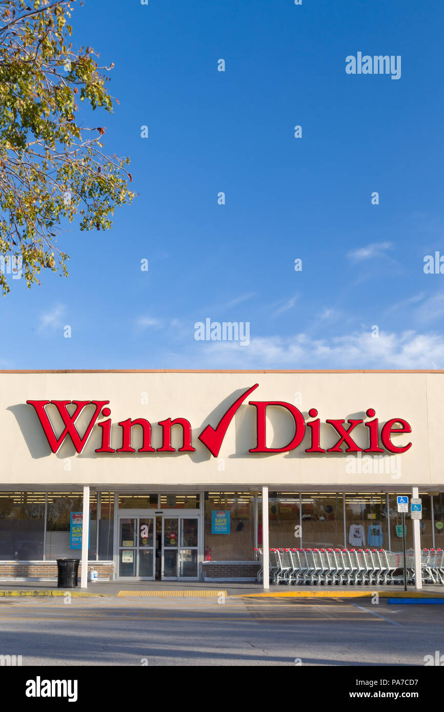 FORT LAUDERDALE, FLA/USA - APRIL 13, 2017: Winn-Dixie retail grocery store exterior. Winn-Dixie Stores, Inc. is an American supermarket chain. Stock Photo