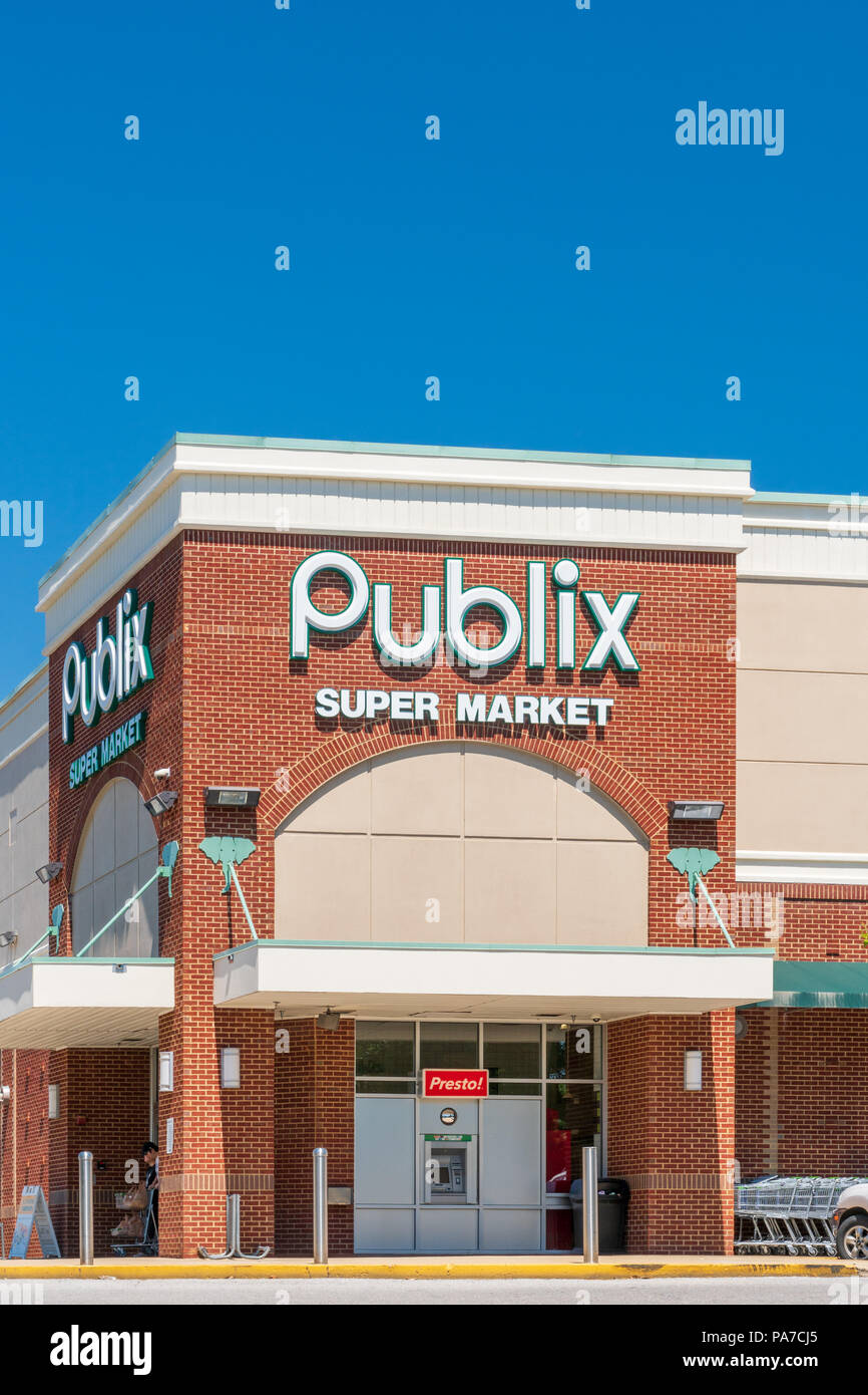 TUSCALOOSA, AL/USA - JUNE 6, 2018: Publix grocery store exterior and logo. Stock Photo