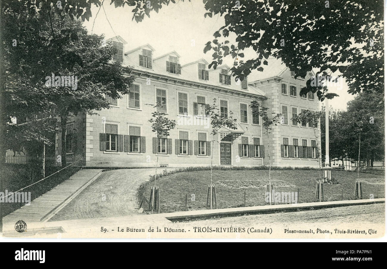 43 Bureau De La Douane A Trois Rivieres Banq Vieux Montreal 06m P750s1p7528 Stock Photo Alamy