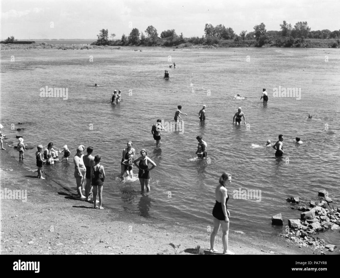 30 Beach Scenes. Ville LaSalle BAnQ P48S1P02099 Stock Photo