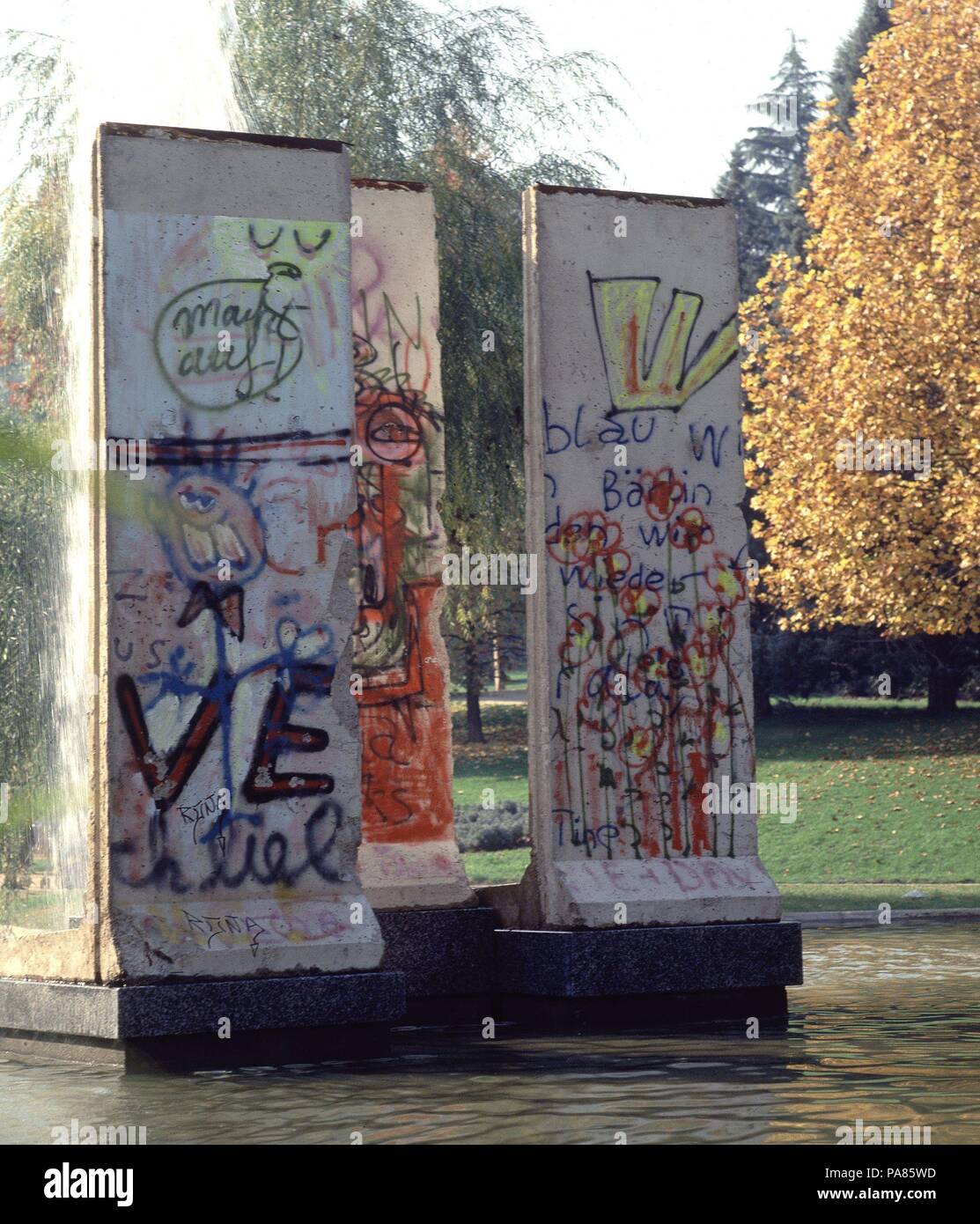 Resultado de imagen de imagen de la fuente del muro de berlin en madrid