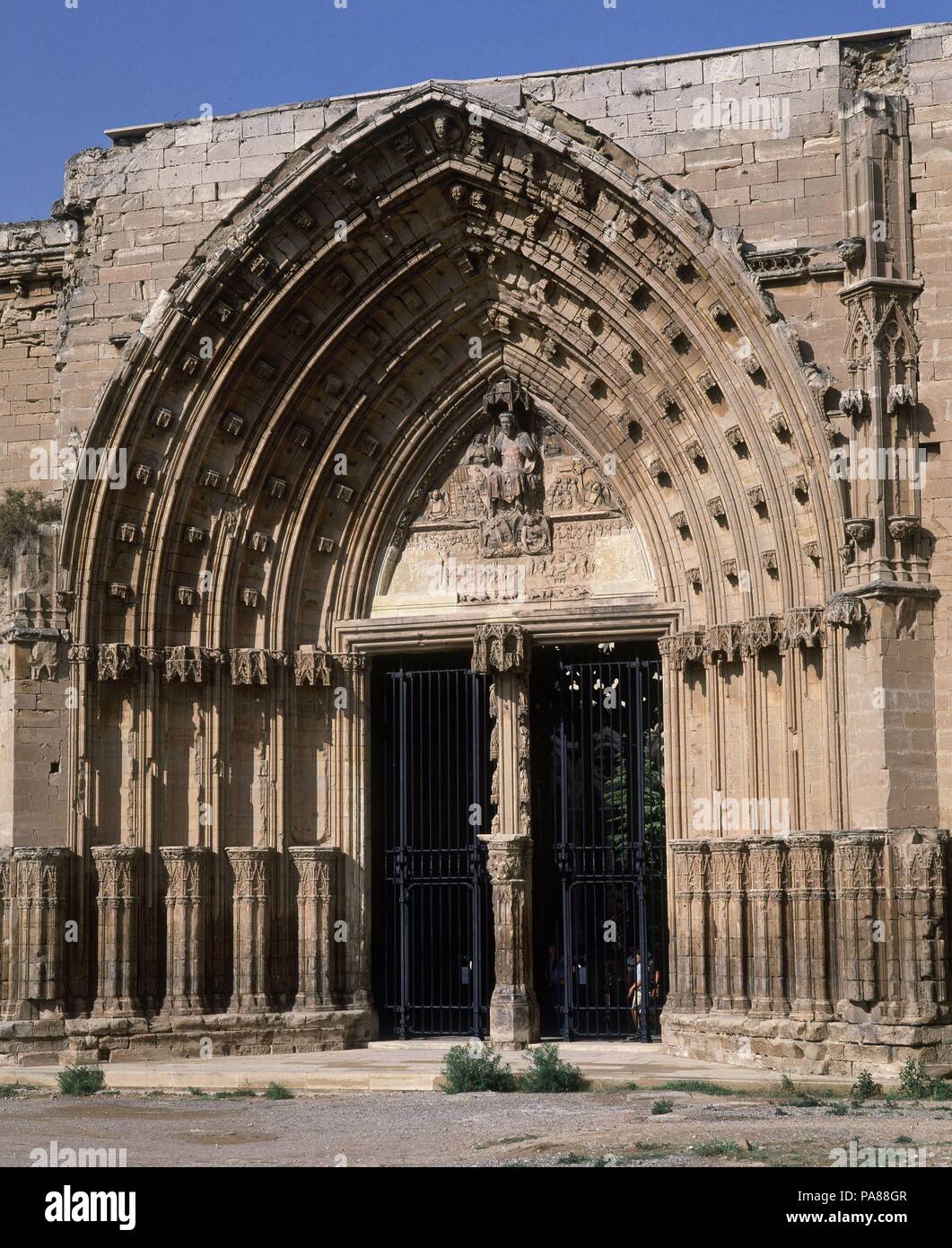 PUERTA DE LOS APOSTOLES SITUADA EN LA FACHADA OCCIDENTAL - 1333 - ARQUITECTURA GOTICA CATALANA. Author: CASCALLS JAUME / SOLIVELLA GUILLERMO. Location: CATEDRAL VIEJA, SPAIN. Stock Photo