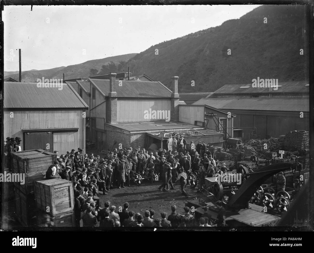 41 Boxing match outside the Petone Railway workshops ATLIB 140853 Stock Photo