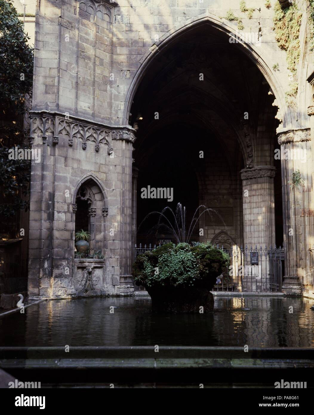 FUENTE DEL CLAUSTRO DE LA CATEDRAL DE BARCELONA - SIGLO XV. Location ...