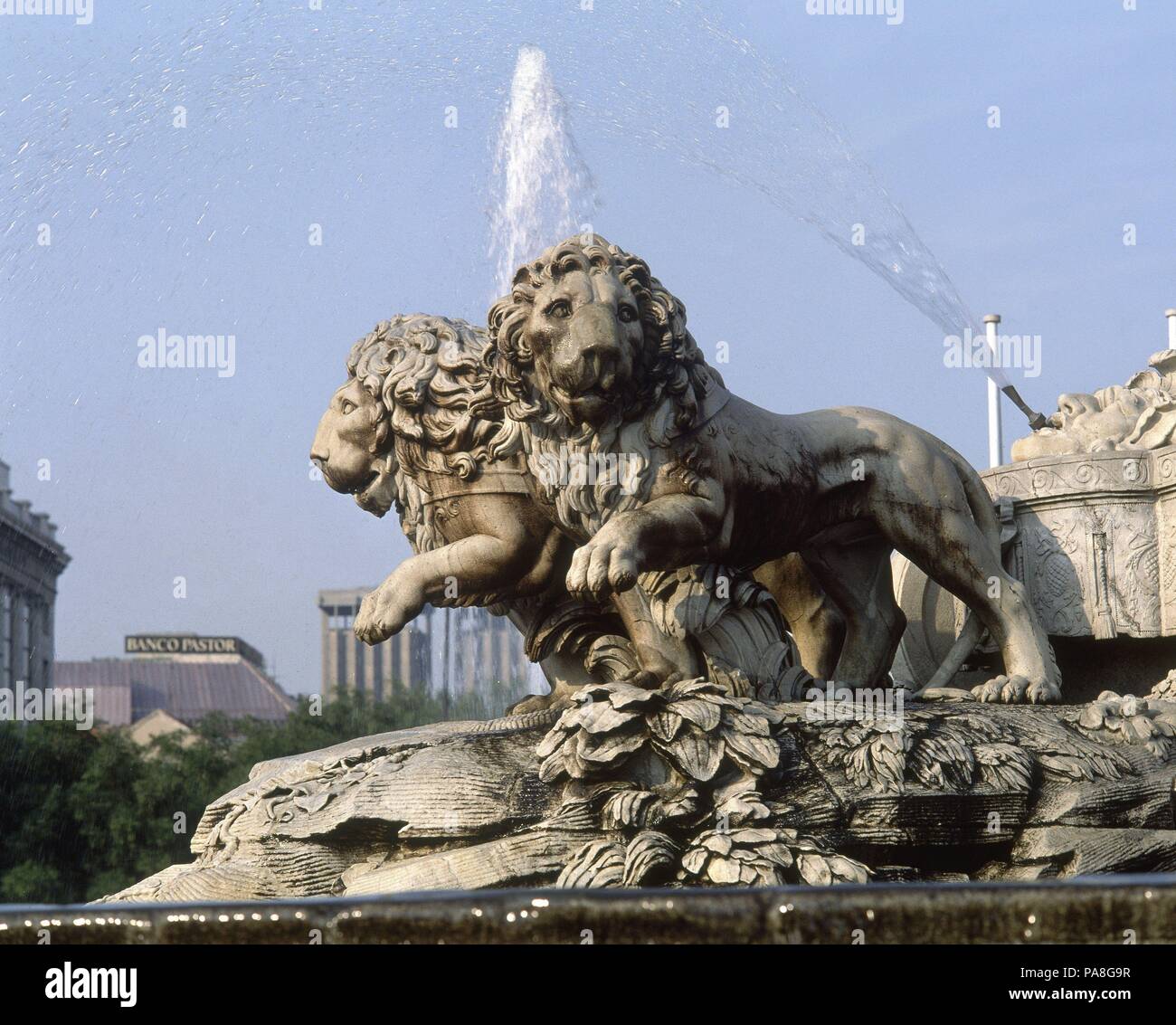 DETALLE DE LOS LEONES DE LA FUENTE DE CIBELES LOS CUALES REPRESENTAN A LOS  PERSONAJES MITOLOGICOS HIPONEMES (MELAION) Y ATALANTA. Author: Roberto  Michel (1720-1786). Location: PLAZA DE CIBELES, SPAIN Stock Photo - Alamy