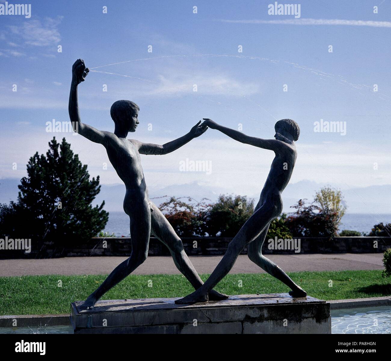 ESCULTURA/FUENTE JOVENES JUGANDO. Location: EXTERIOR, MORGES, SWITZERLAND. Stock Photo