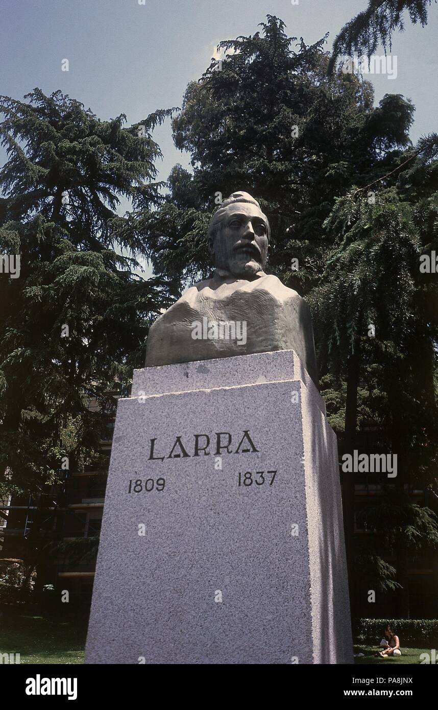 MONUMENTO A MARIANO JOSE DE LARRA EN LA CALLE BAILEN. Location: EXTERIOR, MADRID, SPAIN. Stock Photo