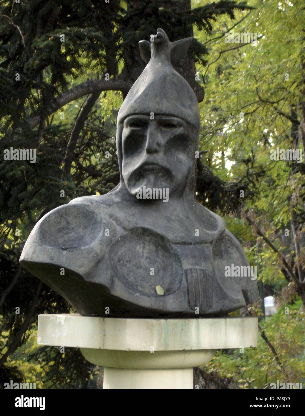 BUSTO EN BRONCE DEL REY JAIME I DE ARAGON EL CONQUISTADOR (1208-1276) EN LA CALLE DE FRANCISCO Y JACINTO ALCANTARA EN EL PARQUE DEL OESTE - 1976. Author: BAYARRI LLUNCH IGNACIO (NASSIO) 1932/. Location: PARQUE DEL OESTE, MADRID, SPAIN. Stock Photo