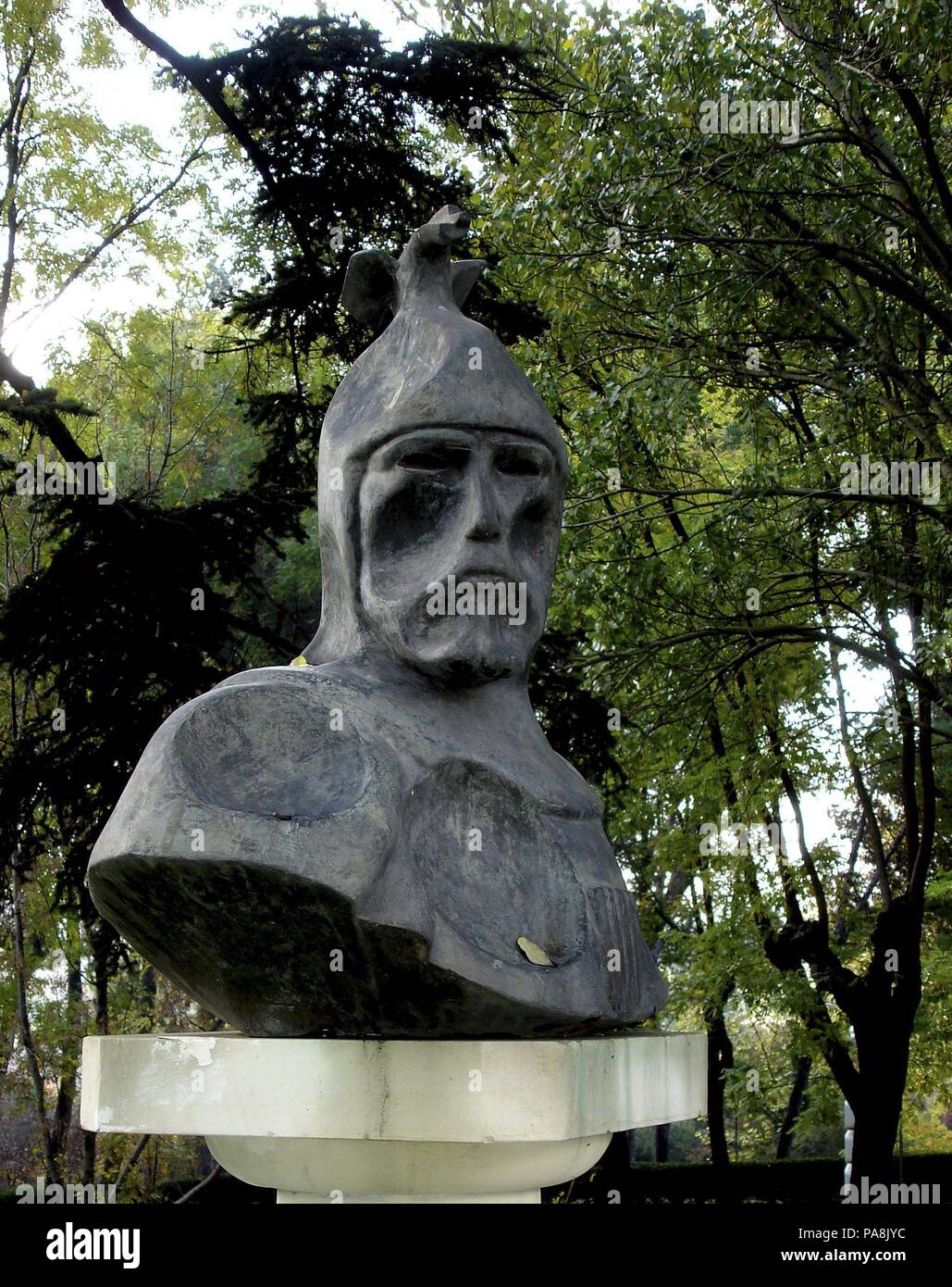 BUSTO EN BRONCE DEL REY JAIME I DE ARAGON EL CONQUISTADOR (1208-1276) EN LA CALLE DE FRANCISCO Y JACINTO ALCANTARA EN EL PARQUE DEL OESTE - 1976. Author: BAYARRI LLUNCH IGNACIO (NASSIO) 1932/. Location: PARQUE DEL OESTE, MADRID, SPAIN. Stock Photo