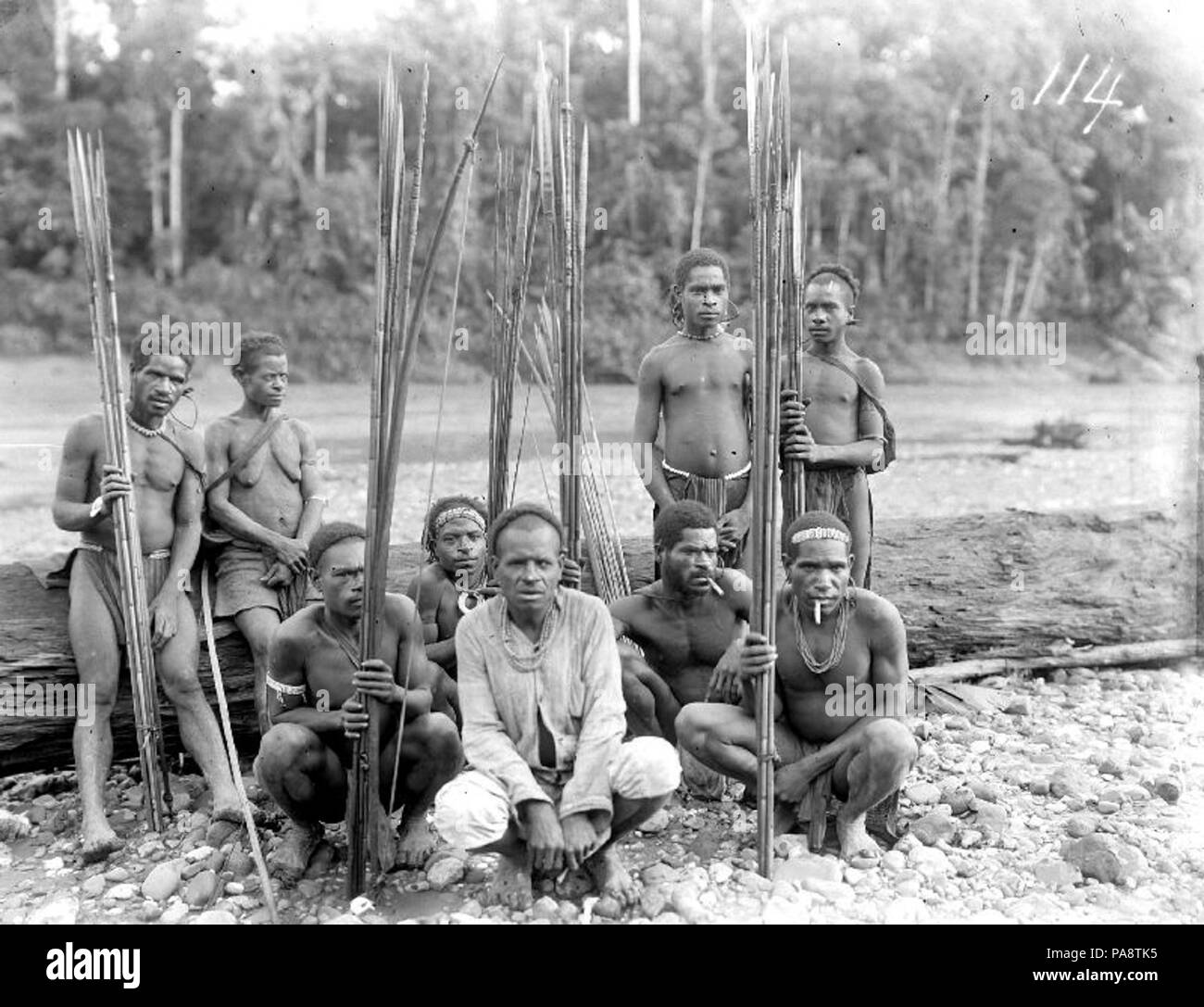 108 Group portrait Papuan men and a women - Collectie stichting ...