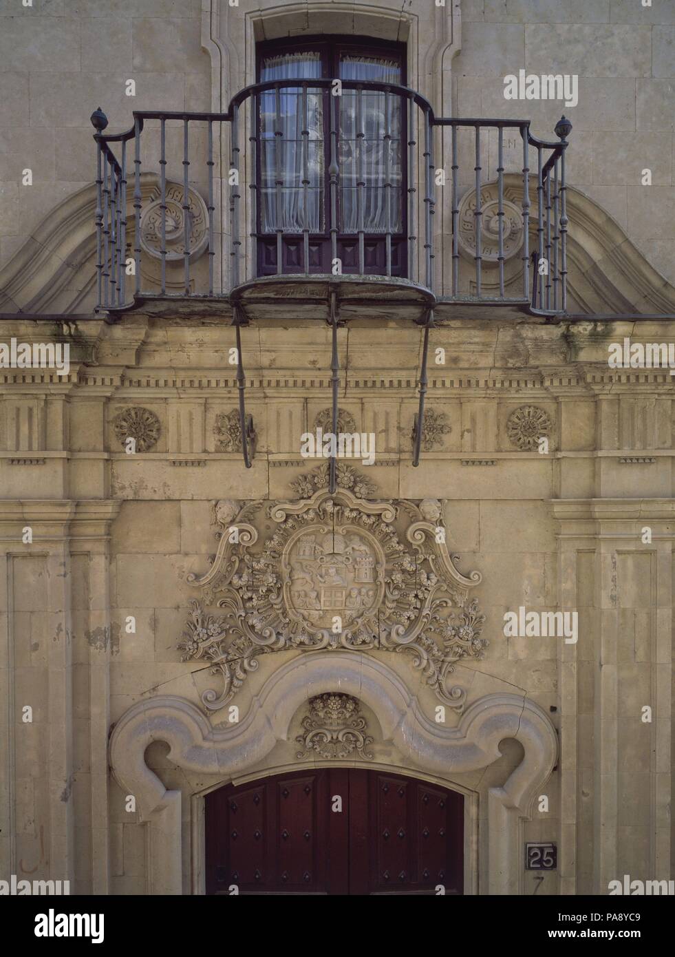 EXTERIOR-DET ESCUDO DE LA PUERTA PRINCIPAL-MED S XVIII-. Location: CASA  MUSEO UNAMUNO, SALAMANCA, SPAIN Stock Photo - Alamy