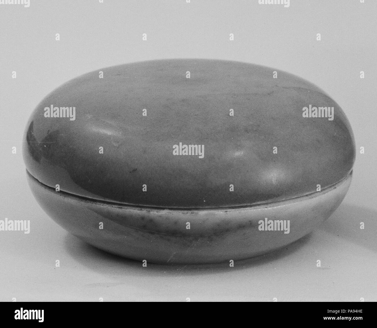 Covered Box. Culture: China. Dimensions: H. 1 3/8 in. (3.5 cm); Diam. 2 3/4 in. (7 cm). Museum: Metropolitan Museum of Art, New York, USA. Stock Photo