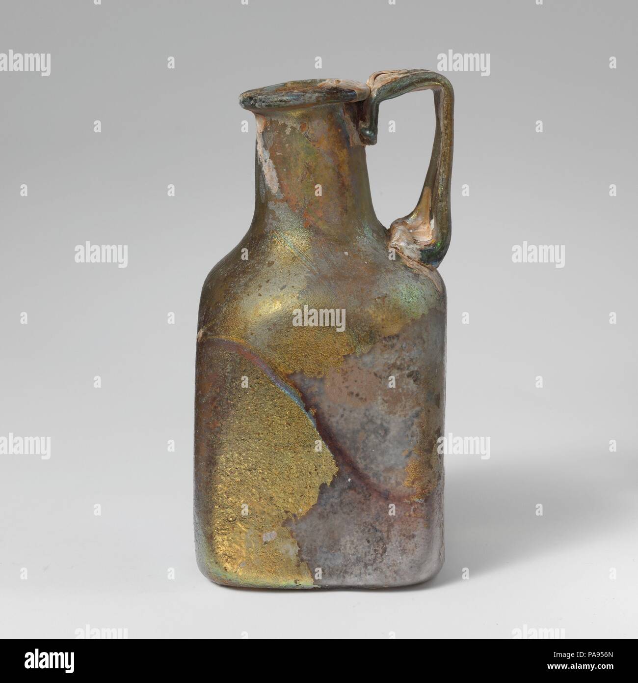 Sides expanding slightly hi-res stock photography and images - Alamy