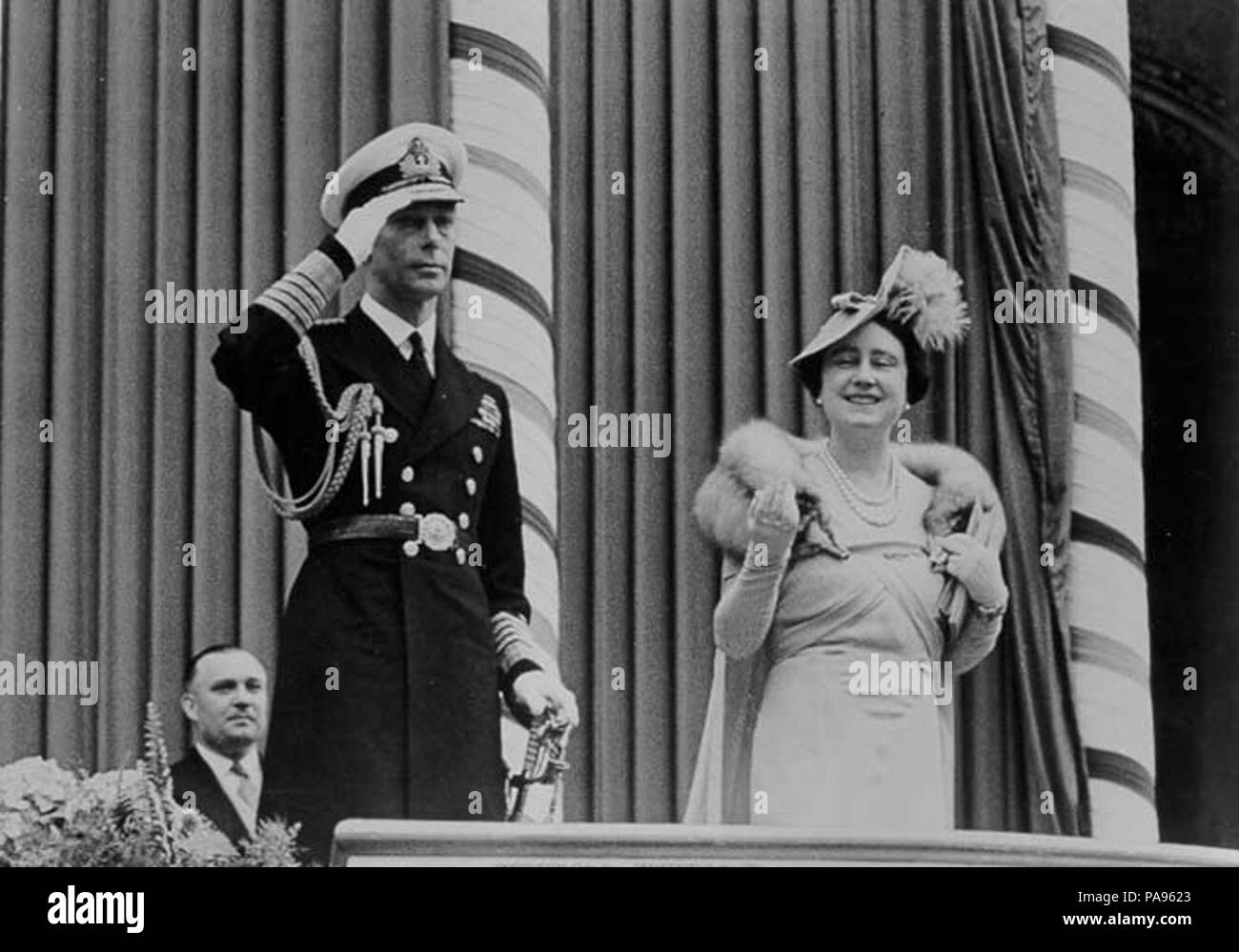 147 King George VI and Queen Elizabeth acknowledge the crowds at Toronto City Hall during the 1939 Royal Tour of Canada Stock Photo