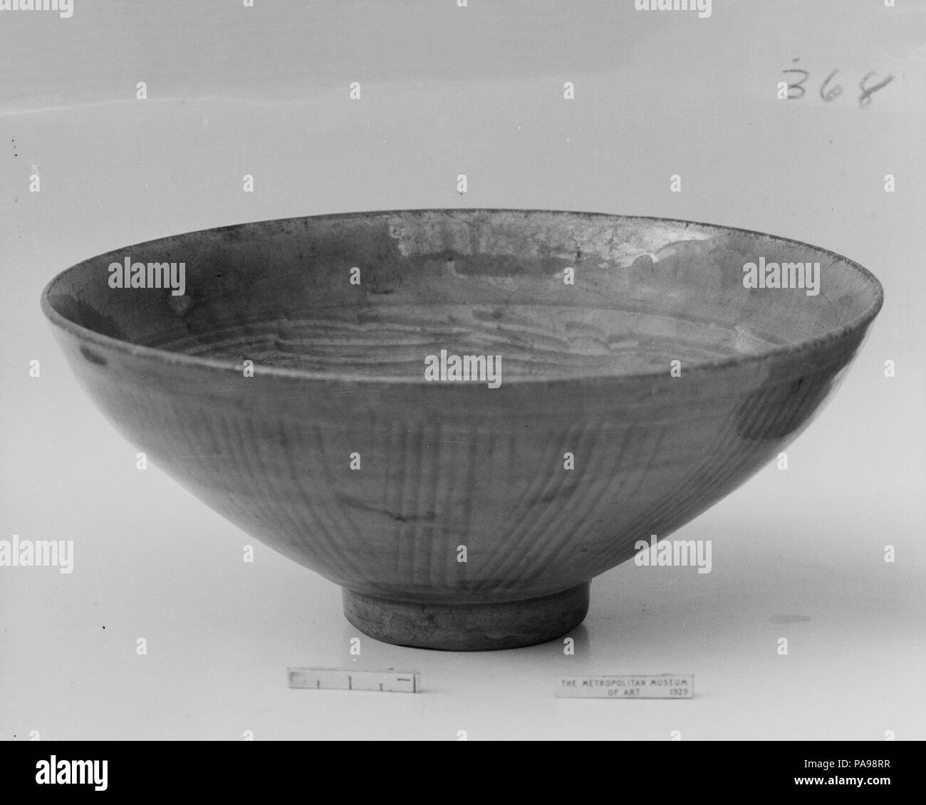 Bowl. Culture: China. Dimensions: Diam. 6 3/4 in. (17.1 cm); H. 2 3/4 in. (7 cm). Museum: Metropolitan Museum of Art, New York, USA. Stock Photo