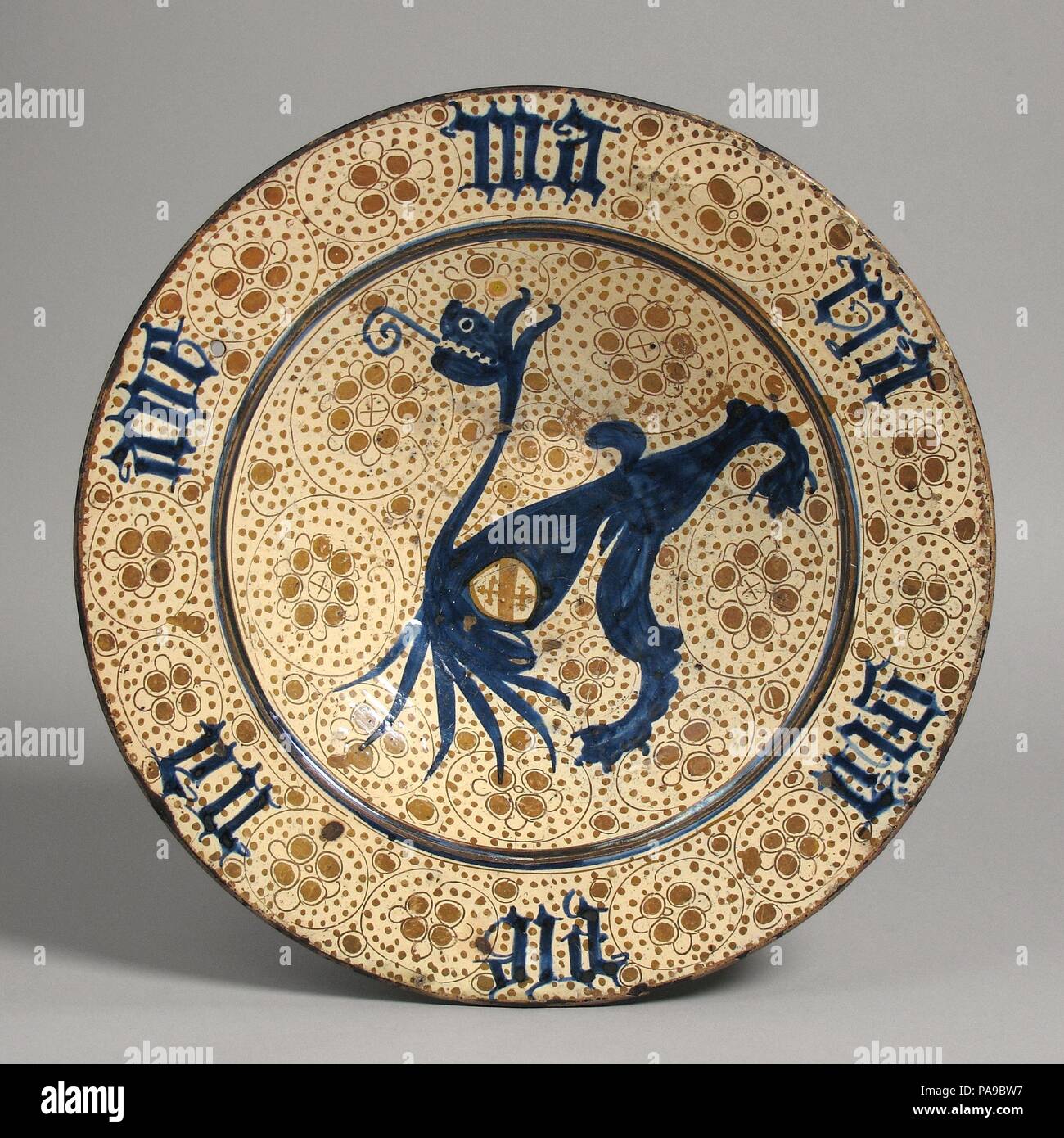Dish. Culture: Spanish. Dimensions: Overall: 14 in. (35.6 cm). Date:  1425-1450. Museum: Metropolitan Museum of Art, New York, USA Stock Photo -  Alamy