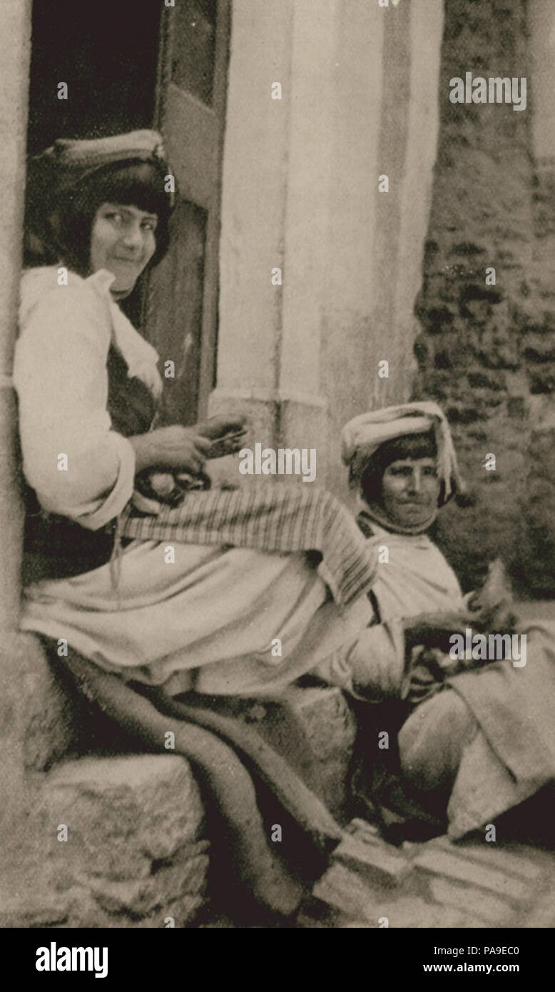 208 Pyrghi Jeunes filles - Perilla Francesco - 1928 Stock Photo