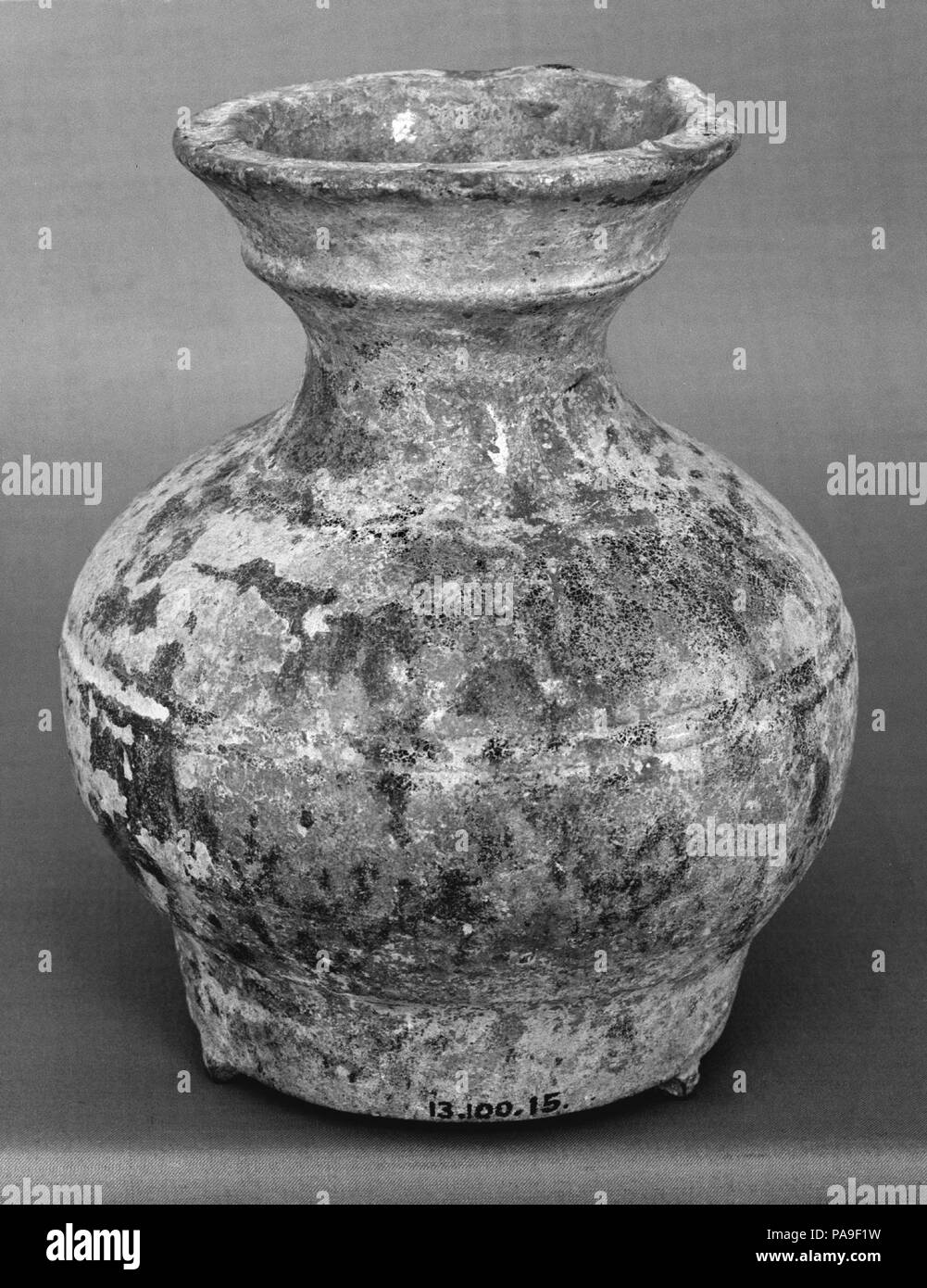 Mortuary Vase. Culture: China. Dimensions: H. 5 1/4 in. (13.3 cm); Diam. 4 1/2 in. (11.4 cm). Museum: Metropolitan Museum of Art, New York, USA. Stock Photo