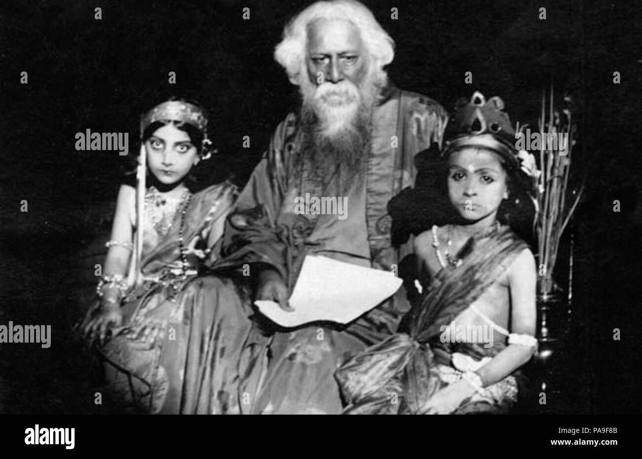 211 Rabindranath Tagore with his granddaughter and grandnephew in Santiniketan on 10 April 1934 Stock Photo