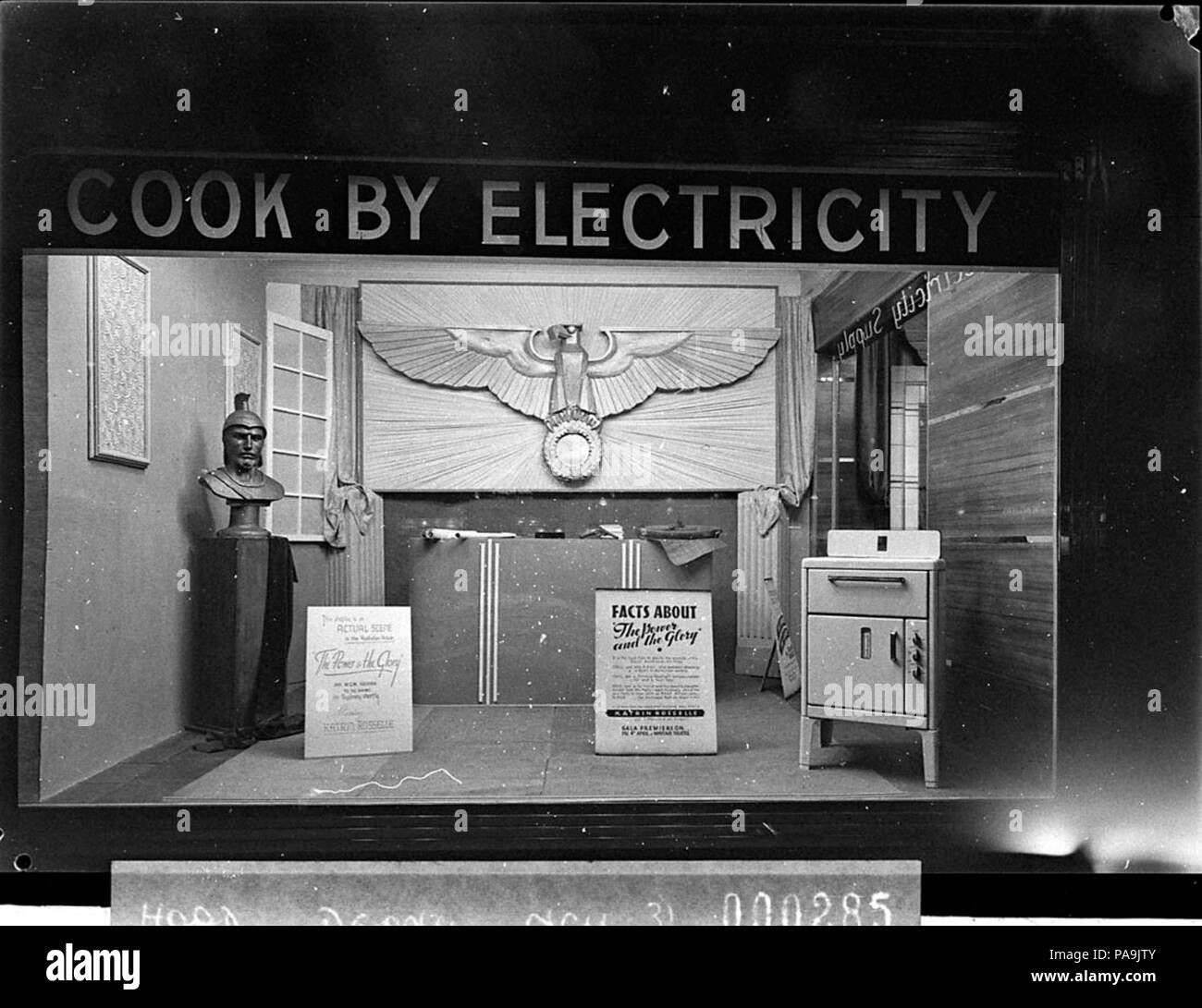 238 SLNSW 12796 A Sydney County Council window display showing an electric stove and Cook by Electricity sign Stock Photo