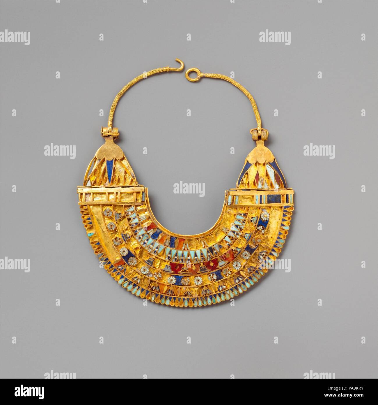 A pierced shell, a necklace counterweight, a head rest, … | Drouot.com