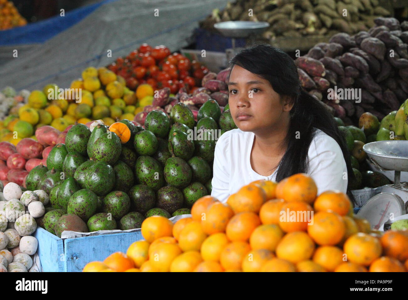 Girl selling vegetables hi-res stock photography and images - Alamy