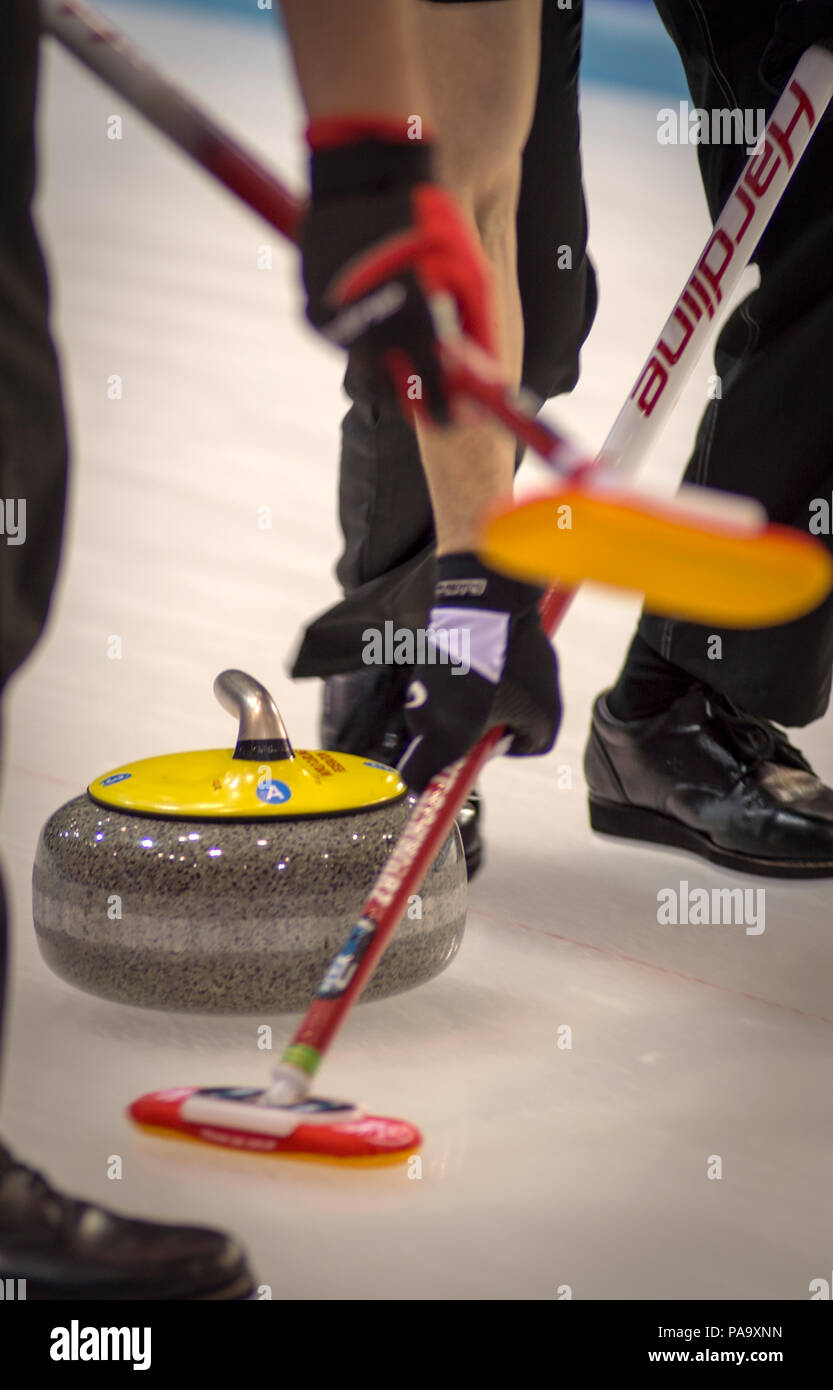 Glasgow, SCOTLAND, "Sweeping", Curling Stone, Brushes, "Round Robin