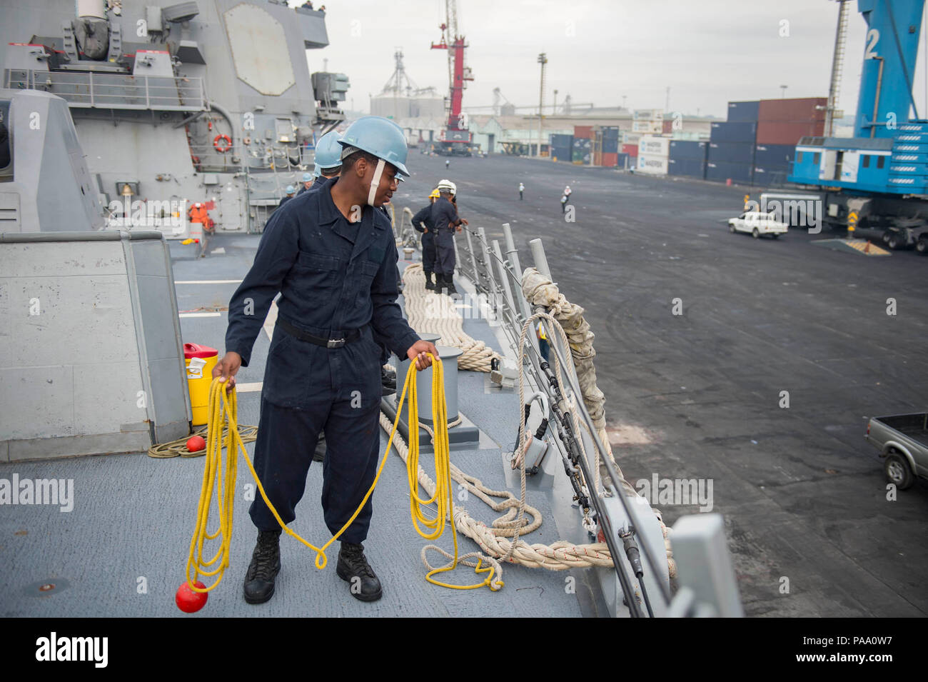 160304-N-MD297-018 PUERTO QUETZAL, Guatemala (March 4, 2016) - Seaman Kiundra Cox, assigned to the Arleigh Burke-class guided-missile destroyer USS Lassen (DDG 82), prepares to throw a mooring line onto the pier as the ship moors for a brief stop for fuel (BSF) in Puerto Quetzal, Guatemala. Lassen is deployed to the U.S. 4th Fleet area of responsibility supporting law enforcement operations as part of Operation Martillo. (U.S. Navy photo by Mass Communication Specialist 2nd Class Huey D. Younger Jr./Released) Stock Photo