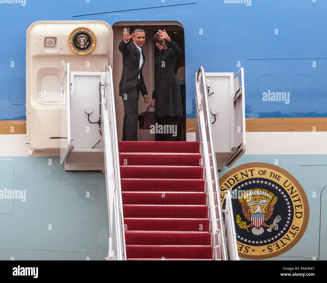 President Barack Obama and the First Lady Michelle Obama wave goodbye