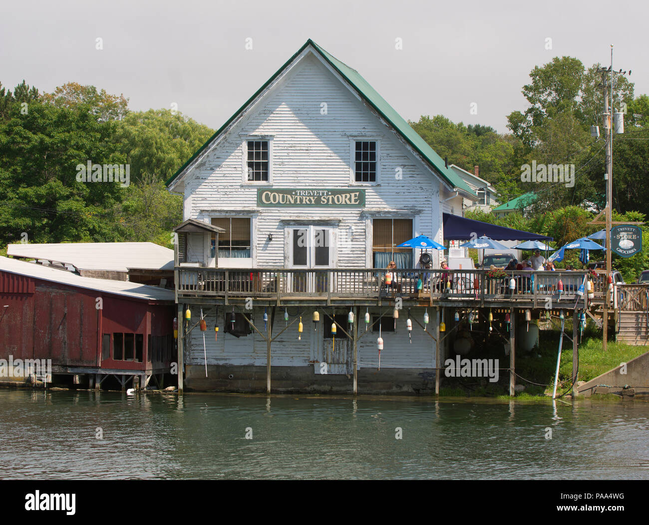 Patrons enjoying lunch at the Trevett Country Store along the water's edge in (Trevett) Boothbay, Maine, USA Stock Photo