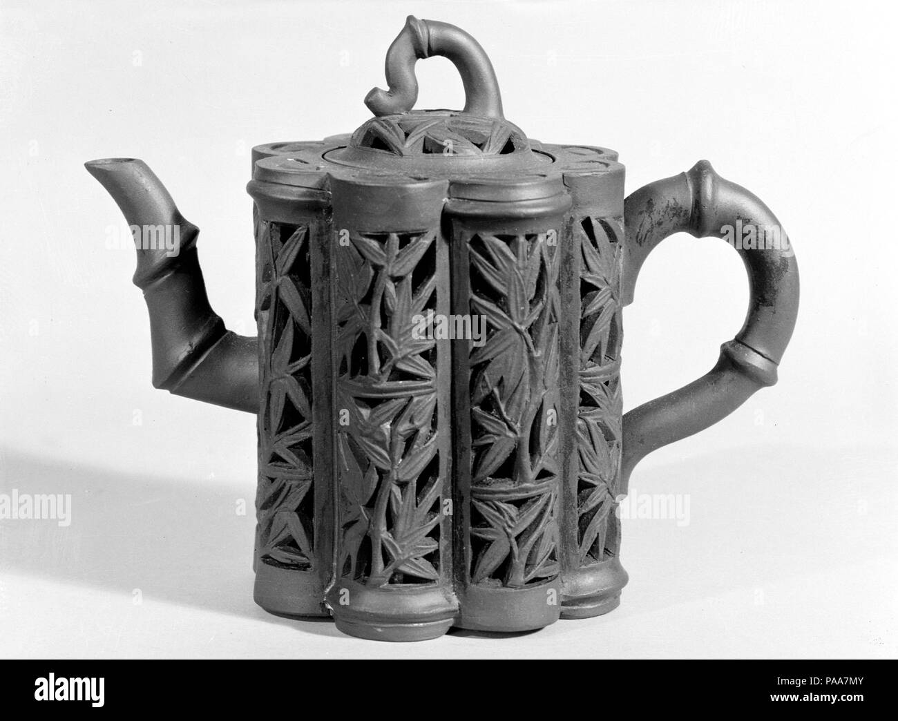Teapot. Culture: China. Dimensions: H. incl. finial 5 in. (12.7 cm); H. w/o finial 3 3/4 in. (9.5 cm); W. from spout to handle 6 in. (15.2 cm); Diam. of base 3 3/8 in. (8.6 cm). Date: 19th century. Museum: Metropolitan Museum of Art, New York, USA. Stock Photo