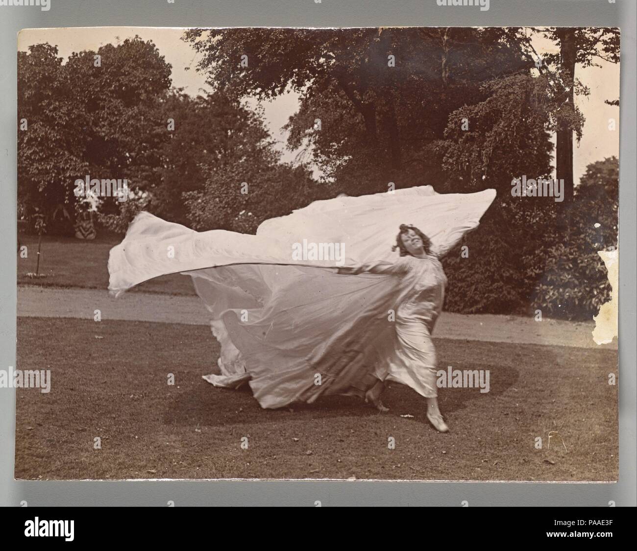Loie Fuller Dancing. Artist: Samuel Joshua Beckett (British, Shadwell, Stepney [London] 1870-1940 Bournemouth). Dimensions: Image: 3 × 4 in. (7.6 × 10.1 cm). Date: ca. 1900. Museum: Metropolitan Museum of Art, New York, USA. Stock Photo