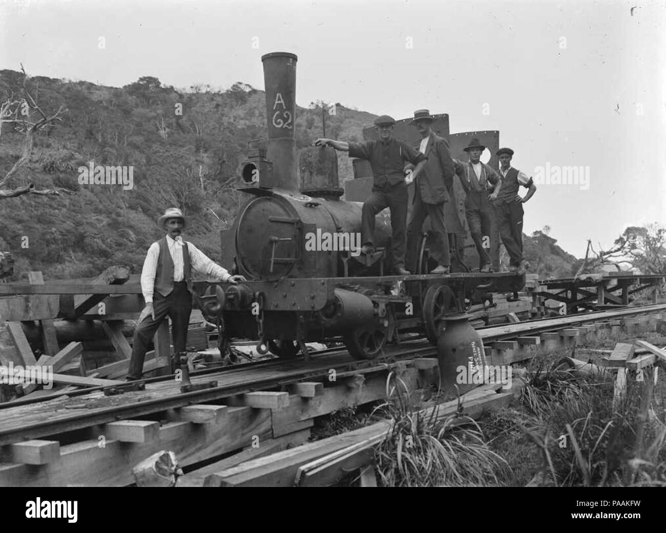 213 Re-assembling 'A' class steam locomotive No. 62 (0-4-0T type) at Piha Tramway Stock Photo