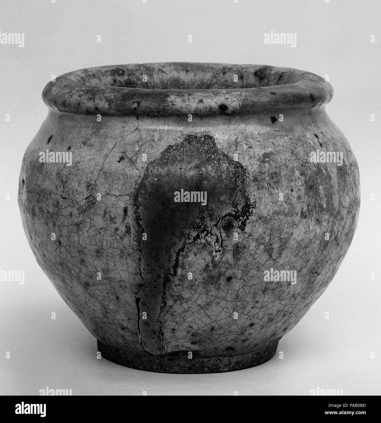 Bowl. Culture: China. Dimensions: H. 4 1/2 in. (11.4 cm); Diam. 5 1/4 in. (13.3 cm). Museum: Metropolitan Museum of Art, New York, USA. Stock Photo