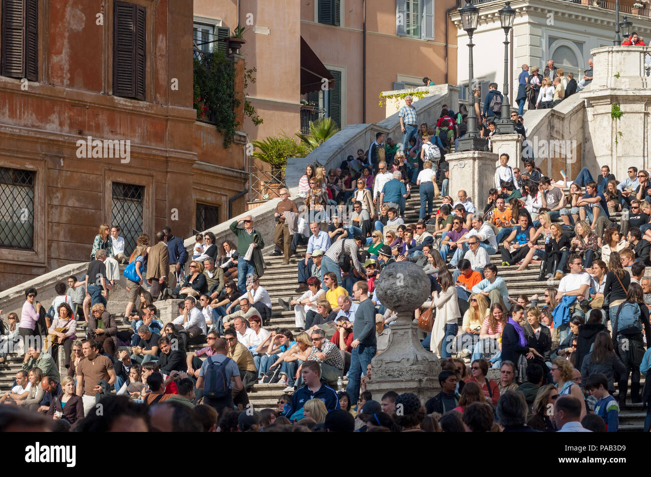 Crowds enjoying la dolce vita in the afternoon sunshine on the Spanish Steps (Scalinata di Trinita dei Monti) in Rome Stock Photo