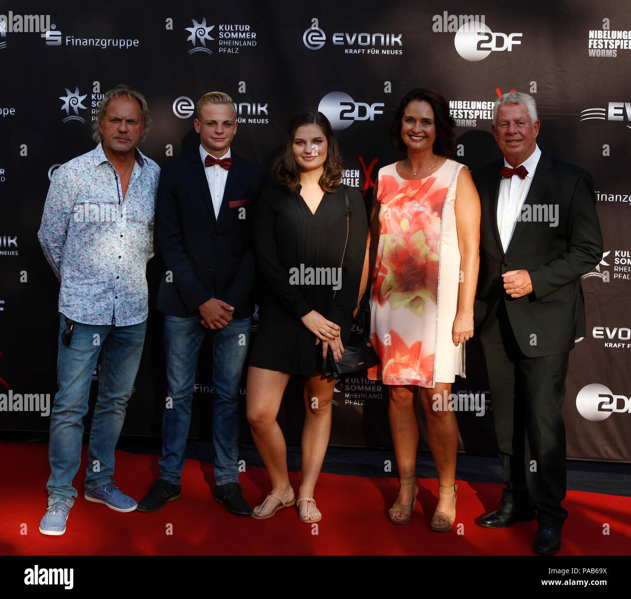 Actor Uwe Ochsenknecht (left), Kathrin Anklam-Trapp (2nd right), a member of the Landtag (Parliament) of Rhineland-Palatinate, and the Lord Mayor of Worms Michael Kissel (right) pose together with the children of Michael Kissel for the cameras at the red carpet of the premiere of the 'Nibelungenfestspielen' in Worms. Actors, politicians and other VIPs attended the opening night of the 2018 Nibelungen-Festspiele (Nibelung Festival) in Worms. The play in the 17. Season of the festival is called ‘Siegfrieds Erben' (Siegfried's heirs) from authors Feridun Zaimoglu and Gunter Senkel, and directed b Stock Photo