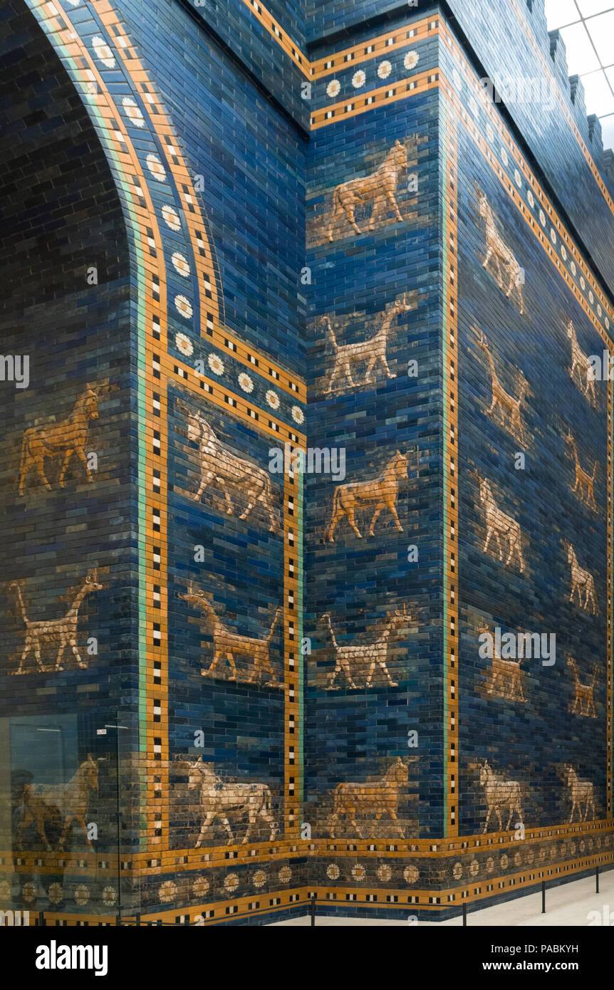 ISHTAR GATE OF NEBUCHADNEZZAR ll BABYLON (6th C BCE)               PERGAMON MUSEUM MUSEUM ISLAND BERLIN GERMANY Stock Photo