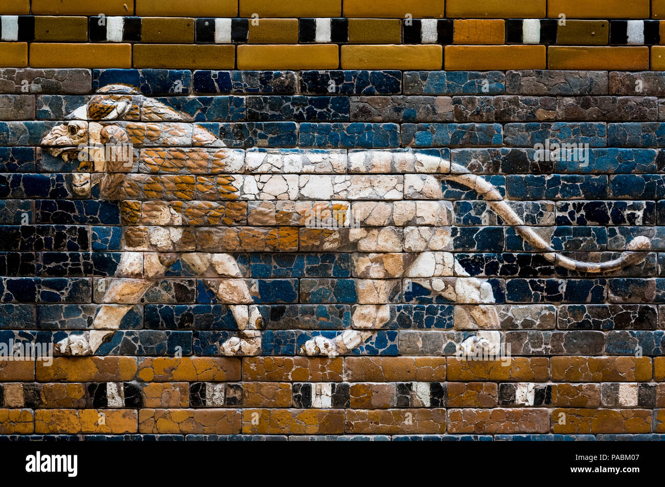 ISHTAR GATE OF NEBUCHADNEZZAR ll BABYLON (6th C BCE)               PERGAMON MUSEUM MUSEUM ISLAND BERLIN GERMANY Stock Photo